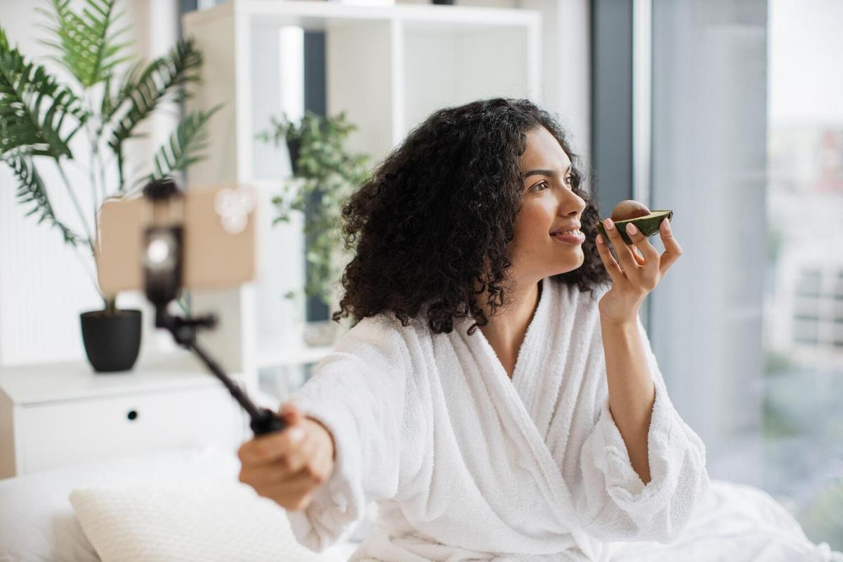How to Embrace a Minimalist Beauty Routine